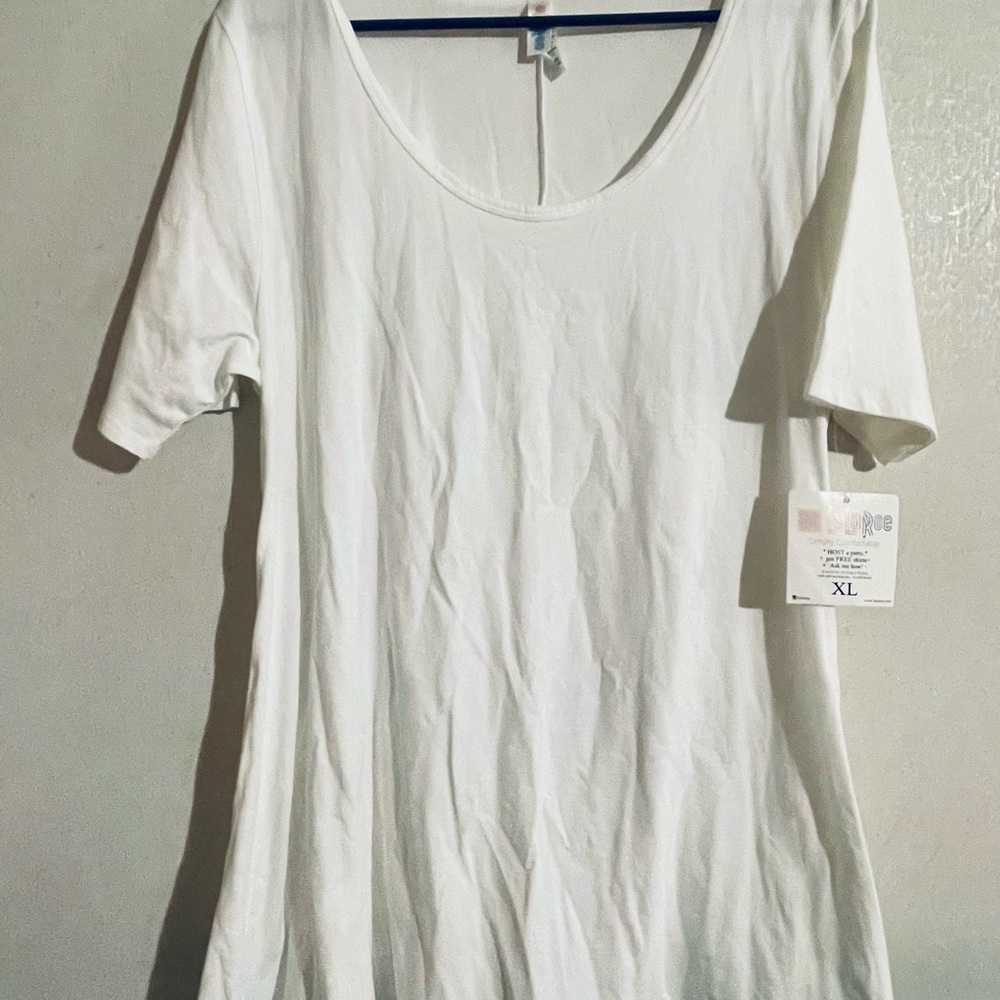 White Women's Top 5$ each in a bundle
Of 3 or more Lularoe!